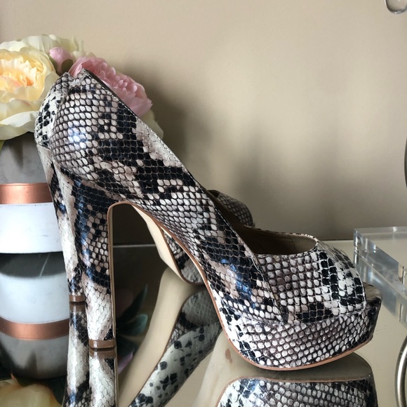 STEVE MADDEN Platform Snakeskin Heels - Picture 4 of 7
